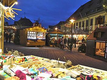 Am Stand von Ingrid Scheller gibt es handgearbeiteten Weihnachtsschmuck. Fotos: Thomas Heuchling