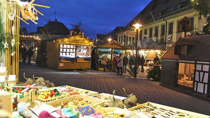 Am Stand von Ingrid Scheller gibt es handgearbeiteten Weihnachtsschmuck. Fotos: Thomas Heuchling
