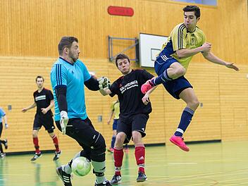 Kein Glück vor dem Tor: Unsere Finalszene zeigt Reiterswiesens Adrian Reith (rechts) gegen Rödelmaiers David Dziemballa und SV-Tormann Markus Werner. Mit 0:2 sollten die Stadtteil-Kicker den Kürzeren ziehen. Foto: Anand Anders