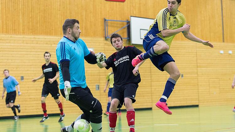 Kein Glück vor dem Tor: Unsere Finalszene zeigt Reiterswiesens Adrian Reith (rechts) gegen Rödelmaiers David Dziemballa und SV-Tormann Markus Werner. Mit 0:2 sollten die Stadtteil-Kicker den Kürzeren ziehen. Foto: Anand Anders