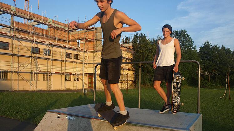 Ein beliebter Treff für Jugendliche in Oerlenbach ist die Skateranlage unterhalb der Wilhelm-Hegler-Halle (im Bild Alexander Bönisch, vorne, mit Bruder Tobias). Hier wünschen sich die Jugendlichen laut Umfrage eine Erweiterung. Jugendpfleger Felcht sagte für Frühjahr Verbesserungen zu.  Foto: Stefan Geiger/Archiv
