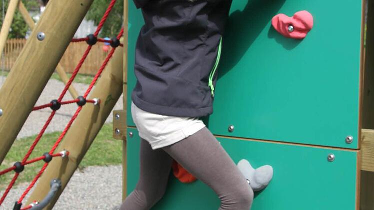Mia Limmer (7) findet die Kletterwand super. Sie traut sich auch schon bis ganz nach oben..