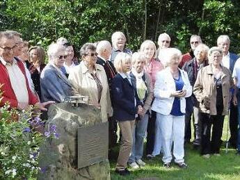 25 Vertriebe sind am Gedenkstein in Egloffstein zusammengekommen.  Foto: Reinhard Löwisch