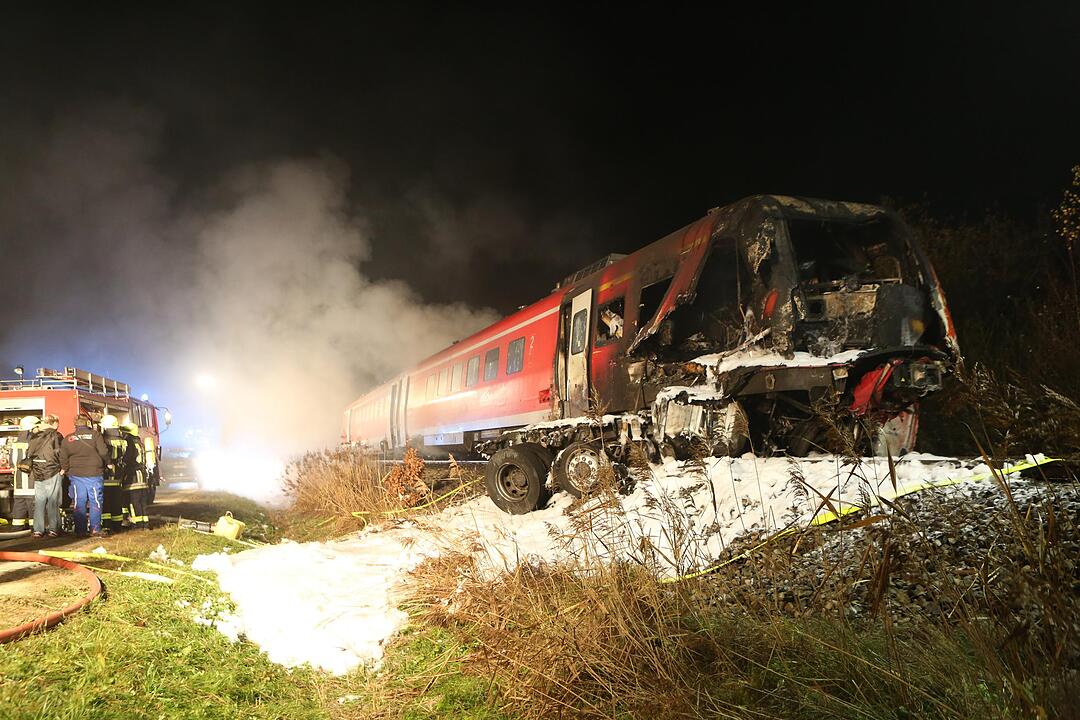 Personenzug rast in US-Militär-Schwertransporter