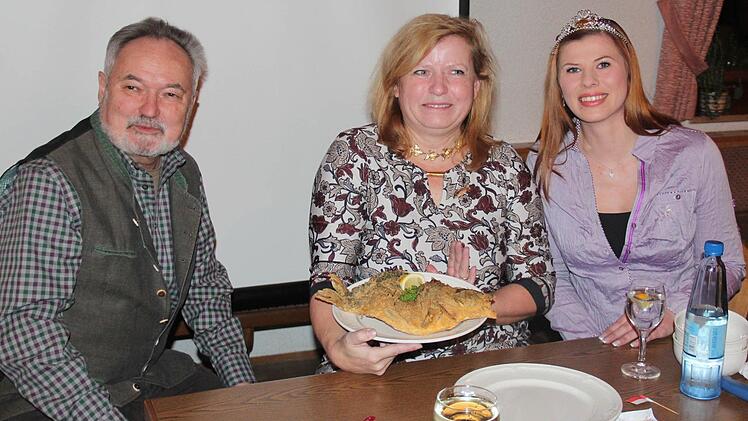 Thomas Müller-Braun, Gabi Schmidt und Karpfenkönigin Nina I. Foto: Johanna Blum