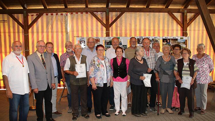 Zahlreiche Frauen und Männer, die seit Jahrzehnten Mitglieder bei den Eigenheimern in Poppenlauer sind oder sich ganz besondere Verdienste erworben haben, wurden im Rahmen einer Feier geehrt. Links der Vorsitzende Werner Menegoni, Landesvorstandsmitglied Georg Grembler und Bürgermeister Matthias Klement.  Foto: Dieter Britz