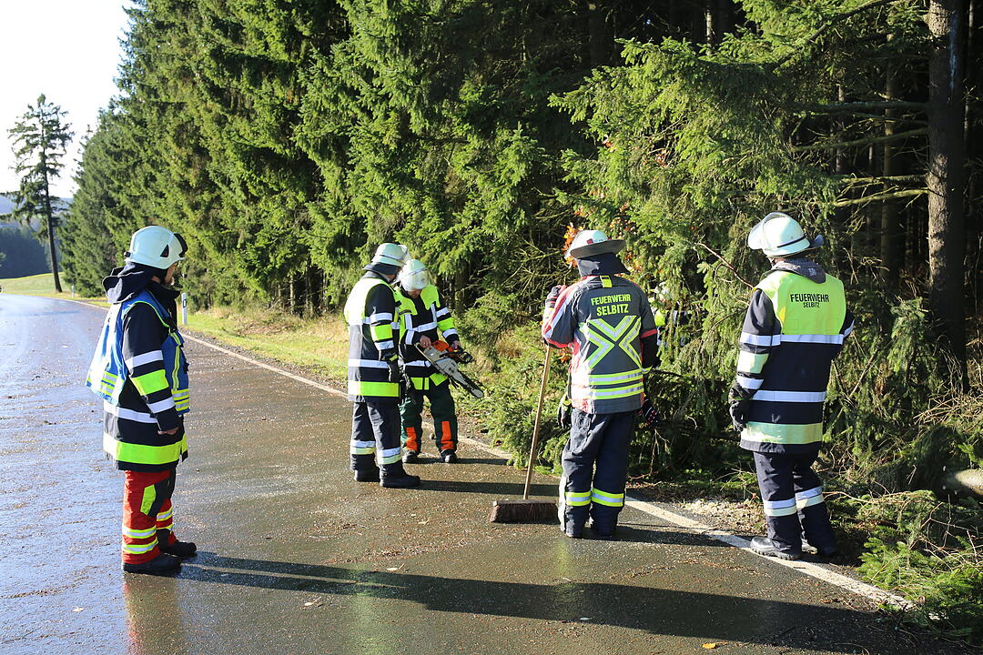 Feuerwehr in Oberfranken nach Sturmtief Herwart im Dauereinsatz