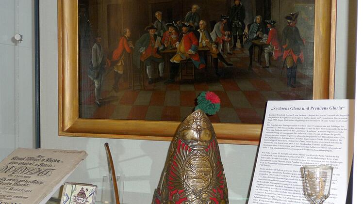 Eine Grenadierm&uuml;tze von Sachsen-Gotha um 1750 geh&ouml;rt zu den Ausstellungst&uuml;cken, die im Rahmen der Sonderausstellung "Sachsens Glanz und Preu&szlig;ens Gloria" zur Zeit auf der Plassenburg zu sehen ist.Foto: Bernd A. Windsheimer