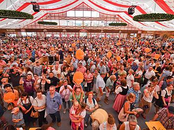 Die 69. Kulmbacher Bierwoche, die wieder auf dem Zentralparkplatz gefeiert wird, lockt Tausende an. Und viele von ihnen lassen auch Geld in Kulmbacher Gaststätten oder Einzelhandelsgeschäften.Foto: Archiv/Ronald Rinklef