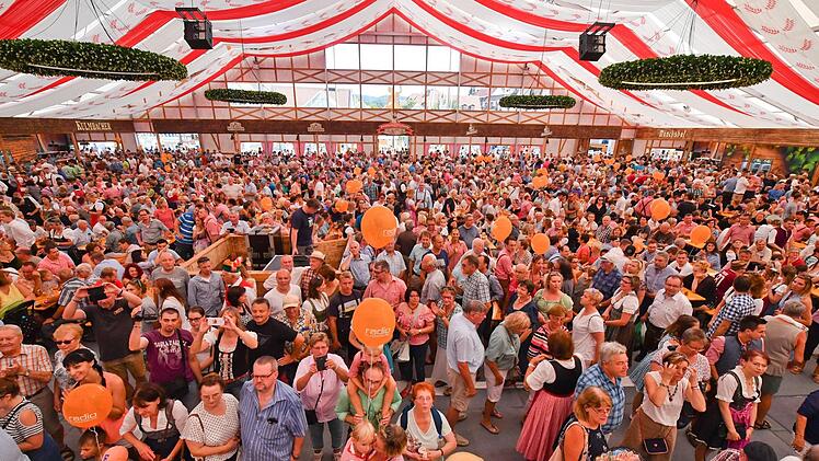 Die 69. Kulmbacher Bierwoche, die wieder auf dem Zentralparkplatz gefeiert wird, lockt Tausende an. Und viele von ihnen lassen auch Geld in Kulmbacher Gaststätten oder Einzelhandelsgeschäften.Foto: Archiv/Ronald Rinklef