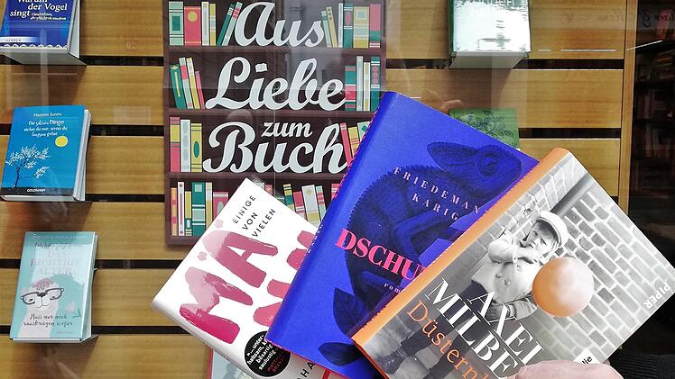 Über diese drei Bücher und noch ein viertes spricht Thomas Gottschalk mit den Autoren.  Foto: Sigismund von Dobschütz