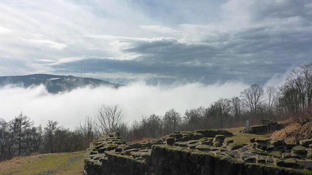 Von der Osterburg bei Bischofsheim an der Rh&ouml;n sind noch Treffen und Mauern erhalten.   Foto: maffy73/infrankenpix