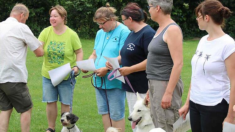 Wau! Alle vierbeinigen Prüflinge haben beim "Treffpunkt Hund Michelau" die Prüfung zum Begleithund bestanden.  Foto: Klaus Gagel