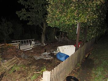 In Hof ist ein betrunkener Autofahrer mit seinem Wagen durch einen Holzzaun gekracht und anschlie&szlig;end durch mehrere Anwesen gefahren. Es entstand ein Sachschaden von rund 27.000 Euro. Foto: Polizei Hof