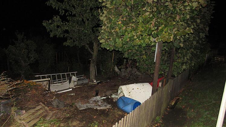 In Hof ist ein betrunkener Autofahrer mit seinem Wagen durch einen Holzzaun gekracht und anschließend durch mehrere Anwesen gefahren. Es entstand ein Sachschaden von rund 27.000 Euro. Foto: Polizei Hof