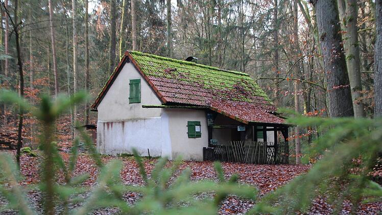 Wäre  das "Jägerhäusla" im Staatsforst Birkach zwischen Höchstadt und Nackendorf ein geeigneter Standort für einen Waldkindergarten? CSU-Chef Alexander Schulz hat die Örtlichkeit ins Spiel gebracht.  Foto: Christian Bauriedel