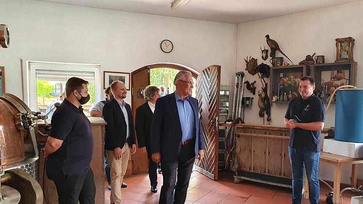 Johannes Haas (r.) führte Bayerns Innenminister und obersten Touristiker, Joachim Herrmann (Zweiter v. r.), durch die Edelbrennerei der Familie Haas.Carmen Schwind