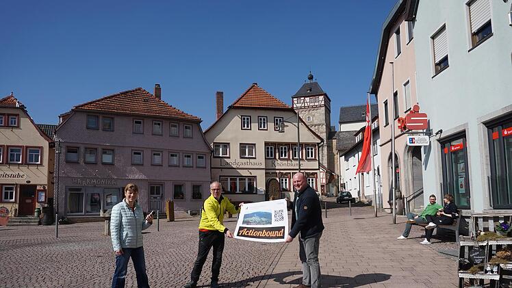 Sie stellten die digitale Bischofsheimer Stadtrallye vor: (von links)  Andrea Schmitt, Geschäftsführer Markus Seibel und  Bürgermeister Georg Seiffert. Foto: Marion Eckert