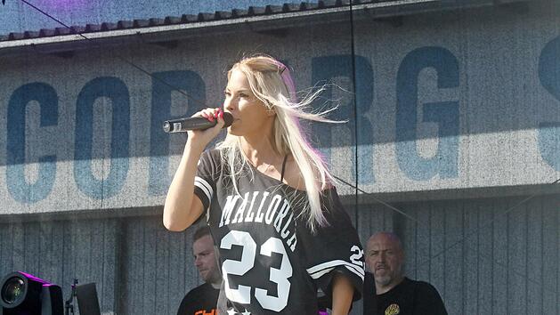 Isi Glück gibt nicht nur auf Malle alles, sondern auch auf dem Flugplatz Steinrücken.