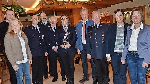 Mit Melanie Thiel (Mitte) freuten sich (von links) Claudia Wellach, Christian B&uuml;ttner (Kommandant FF Kronach), Frank Wich (Kommandant FF Fischbach), KBM Roland Schedel, Vorsitzender Bernd Bassing, Landrat Klaus L&ouml;ffler, KBR Joachim Ranzenberger, B...