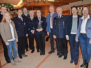 Mit Melanie Thiel (Mitte) freuten sich (von links) Claudia Wellach, Christian Büttner (Kommandant FF Kronach), Frank Wich (Kommandant FF Fischbach), KBM Roland Schedel, Vorsitzender Bernd Bassing, Landrat Klaus Löffler, KBR Joachim Ranzenberger, B...