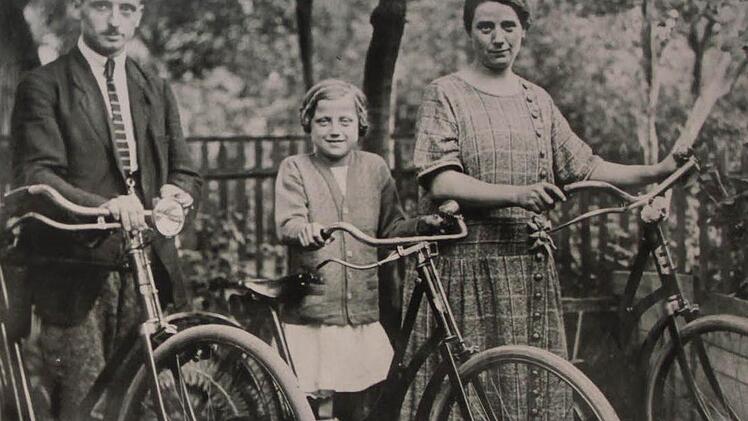 Doch spätestens in den 1920er Jahren hatte sich das Fahrrad für Mann, Frau und Kind etabliert. Es wurde zum Statussymbol - ähnlich wie heute das eigene Auto.