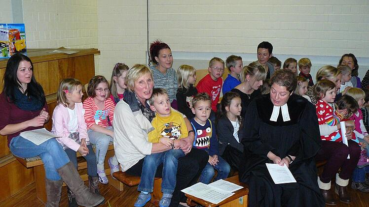 Zur Feier des Tages stimmten die Kinder Lieder an.