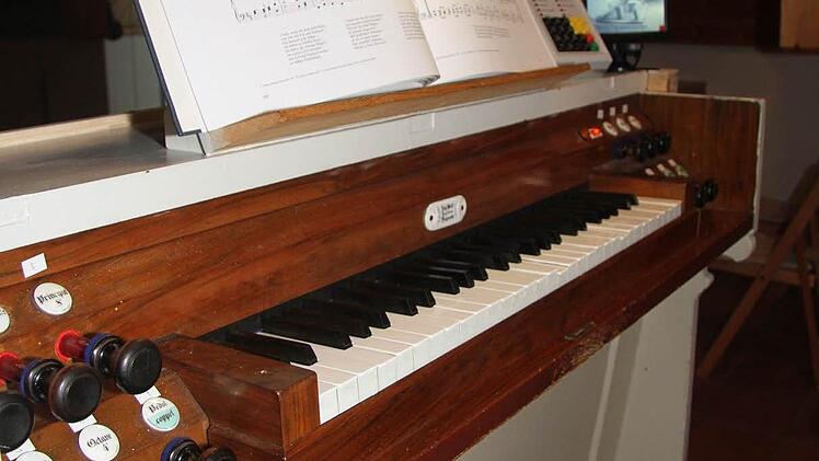 Auch wenn niemand spielt, sind einige Tasten leicht abgesenkt - das sind die kleinen Eigenheiten der Wolf-Orgel. Foto: Sonja Adam