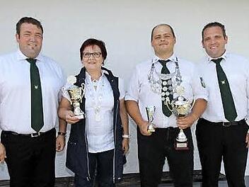 Schützenmeister Daniel Trautner, Sonja Schrüfer, Jörg Keiner und Vorsitzender MartinTrautner (v. l.)  Foto: Mathias Erlwein