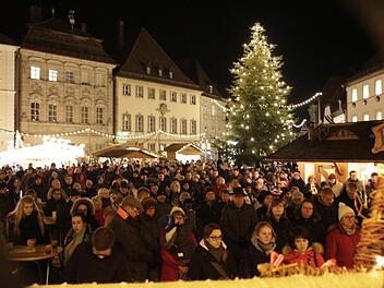 Eine Minute lang hielten die Bürger in Forchheim inne. Foto: Josef Hofbauer
