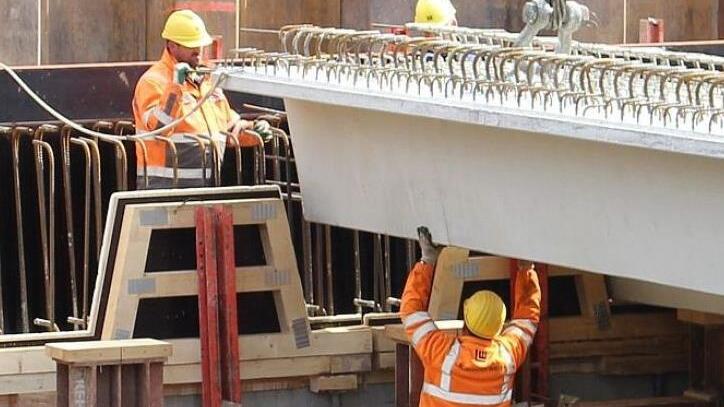 Auf den letzten Zentimetern wird es richtig knifflig: Vorsichtig passen die Arbeiter die Träger ein. Fotos: Ulrike Nauer