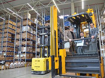 Landrat Michael Busch (links) lässt sich von Jan (Mitte) und Philipp Rauh auf dem Stapler in die Höhe fahren.Rainer Lutz