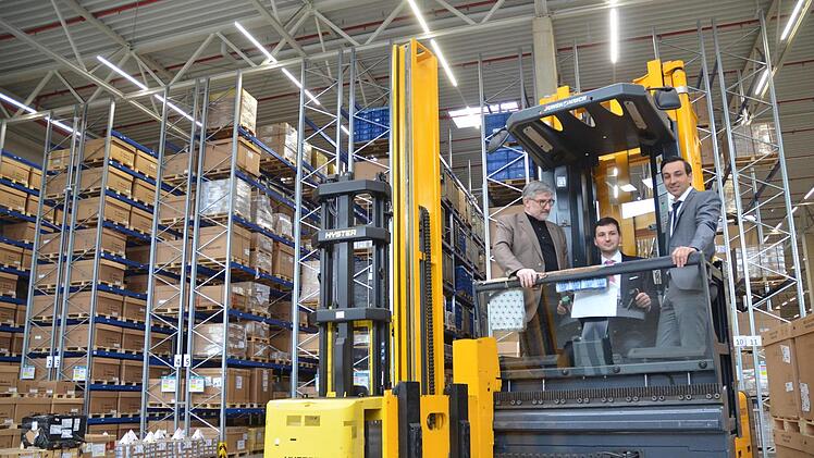 Landrat Michael Busch (links) lässt sich von Jan (Mitte) und Philipp Rauh auf dem Stapler in die Höhe fahren.Rainer Lutz