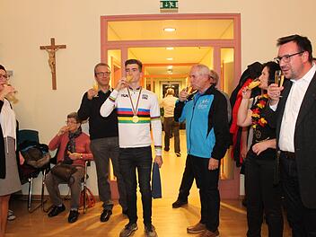 Anstoßen auf den Weltmeister Foto:  Carmen Schwind