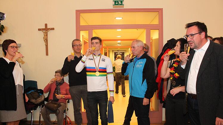 Anstoßen auf den Weltmeister Foto:  Carmen Schwind