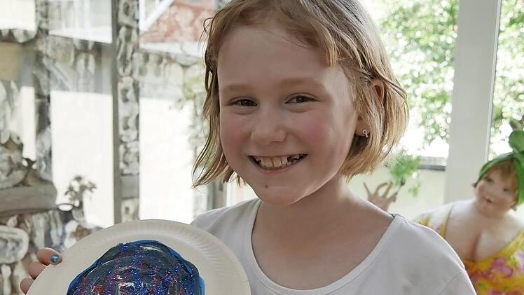 Hannas Glitzerkunstwerk in ihrer Lieblingsfarbe Blau