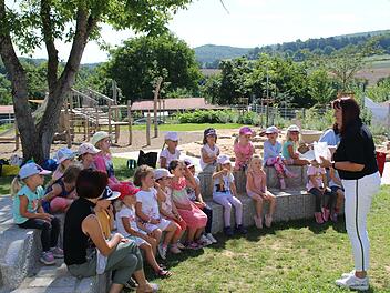 Kreisbäuerin Edeltraud Häusler stellt den Kindern die Snack-Tüte mit gesunden Lebensmitteln vor. Foto: Hilmar Ruppert