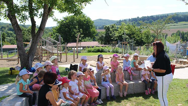 Kreisbäuerin Edeltraud Häusler stellt den Kindern die Snack-Tüte mit gesunden Lebensmitteln vor. Foto: Hilmar Ruppert