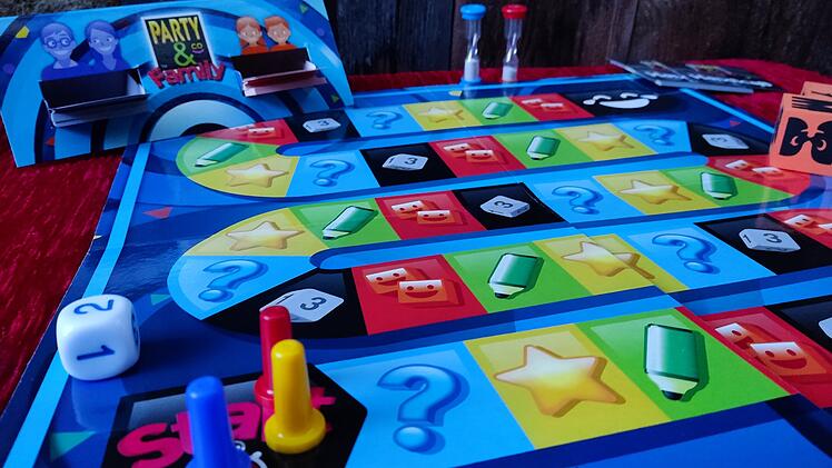 Spiele-Test "Party & Co Family": So gut ist das familienkompatible Party-Spiel