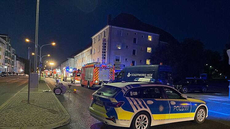 Feuer in Wohnung: Zimmer brennt in Hof völlig aus