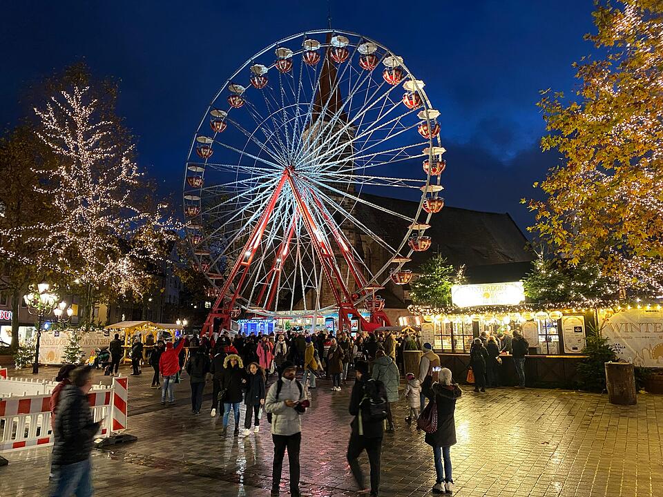 Glühwein, Bratwurst - Und Riesenrad: Winterdorf in Nürnberg eröffnet