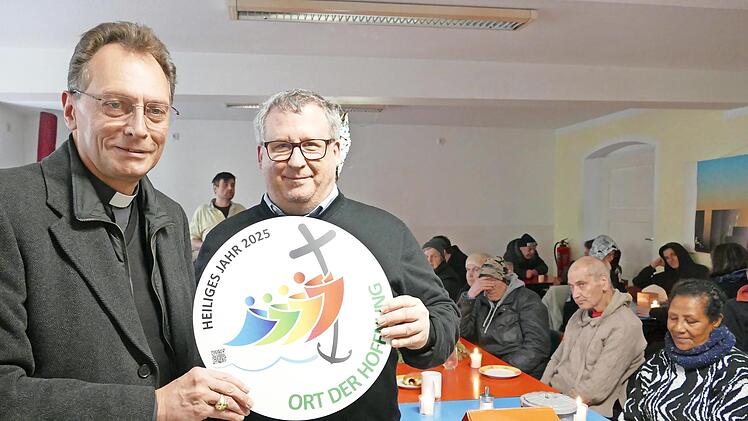 Erzbischof Herwig G&ouml;ssl &uuml;berreichte Einrichtungsleiter Peter Klein die Auszeichnung &bdquo;Ort der Hoffnung&ldquo;f&uuml;r die W&auml;rmestube.