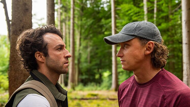 Forstwirt Yascha (Linus Sch&uuml;tz, links) und Fotograf Mats (Aaron Friesz) m&uuml;ssen f&uuml;r die Liebe k&auml;mpfen.