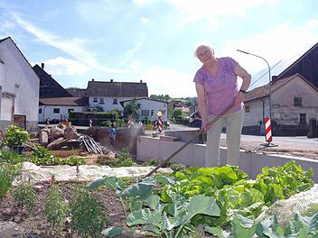 Sowohl das Gemüse von Emma Schuhmann, als auch die neue Straße gedeihen prächtig. Foto: Stephanie Elm