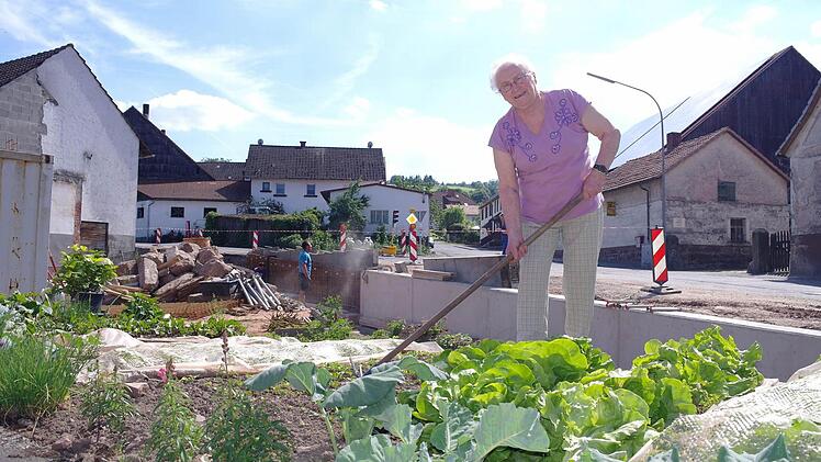 Sowohl das Gemüse von Emma Schuhmann, als auch die neue Straße gedeihen prächtig. Foto: Stephanie Elm