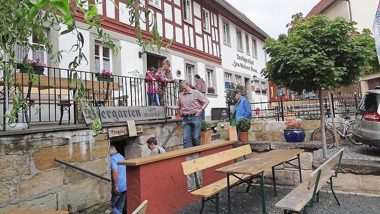 2008 erwarb das Ehepaar Helmut und Claudia Pfaffenberger das Anwesen. Davor lag die Gastwirtschaft einige Jahre im Dornröschenschlaf. Zum "Tag des offenen Denkmals" kamen viele interessierte Besucher nach Jesserndorf und schauten sich in den alten Gemäuern um.