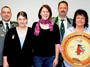 Die besten Bogenschützen und die Schützenliesel des Schützenvereins Edelweiß Reiterswiesen (von links): Holger Fritsch, Manuela Pawlas, Steffi Schierschmidt, 2. Sportleiter Andreas Schmitt und Monika Back.