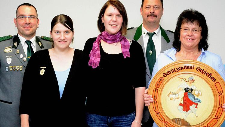 Die besten Bogenschützen und die Schützenliesel des Schützenvereins Edelweiß Reiterswiesen (von links): Holger Fritsch, Manuela Pawlas, Steffi Schierschmidt, 2. Sportleiter Andreas Schmitt und Monika Back.