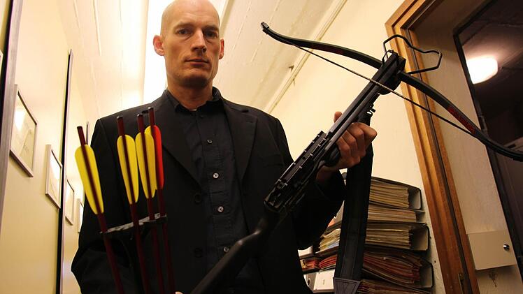 Matthias Görz, Leiter im Bereich öffentliche Sicherheit, zeigt eine eher seltene Waffe: eine Armbrust. Foto: Christian Bauriedel