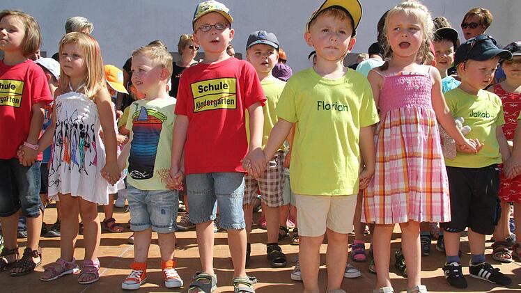 Viele Kindergartenkinder standen zum letzten Mal mit ihren Freunden auf der Bühne - und sangen von Freundschaft